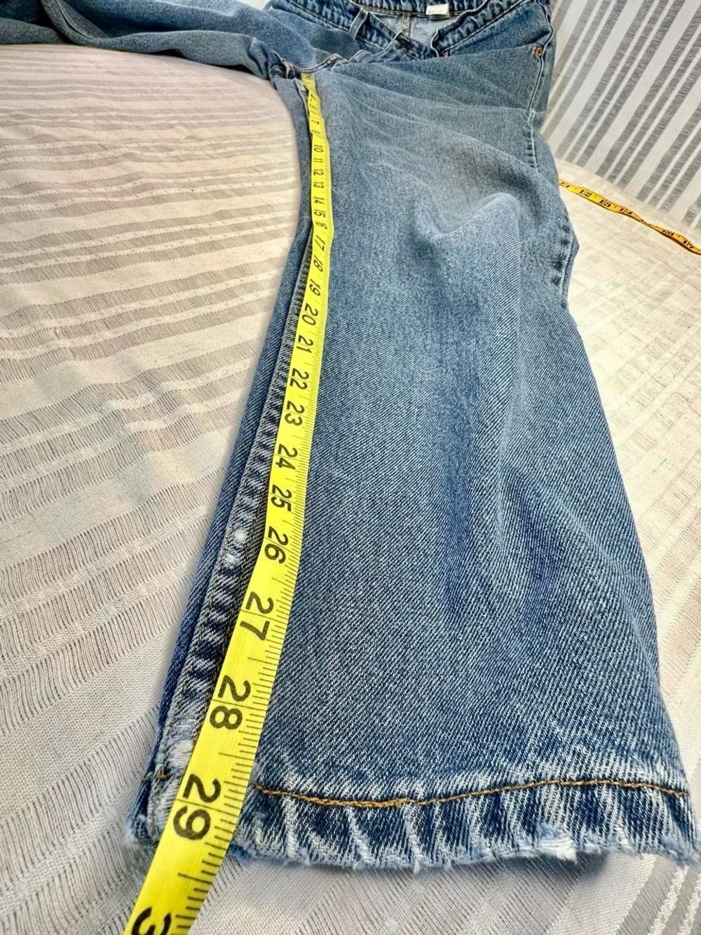 Vintage 90s Levi’s 550 Relaxed Fit Light Wash Jeans